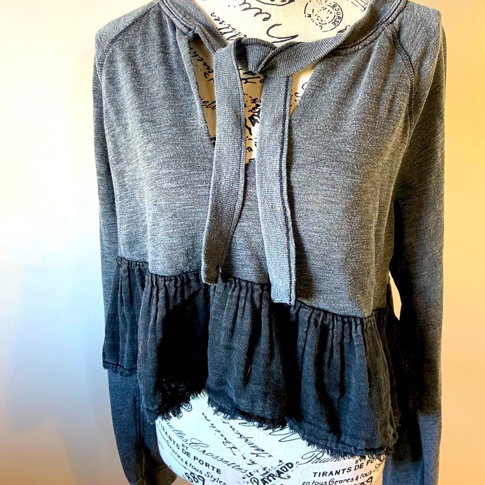 Free people semi crop sweatshirt With a ruffle cotton bottom very flattering